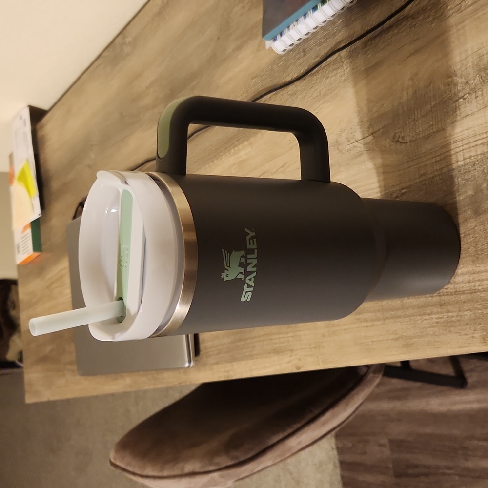 EUC Stanley 40 oz. Adventure Quencher Tumbler- Charcoal